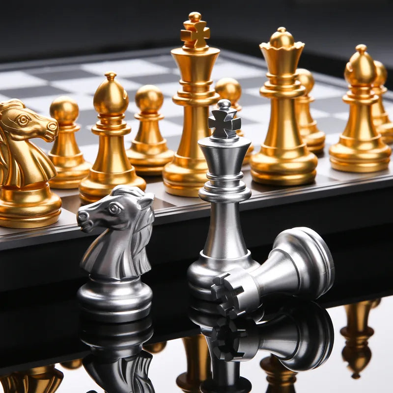OkidSTEM Schachspiel mit Magnetisch Reise Schachbrett und 2 zusätzlichen  Königinnen für Kinder und Erwachsene (Schwarz und Weiß-25 * 25cm):  : Spielzeug