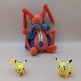 Pokemon Zirpeise Kuscheltier - 16 cm Plüschtier Kricketune