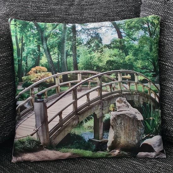 Kissenbezug Waldbrücke am Fluss - 45cm x 45cm - Tinisu